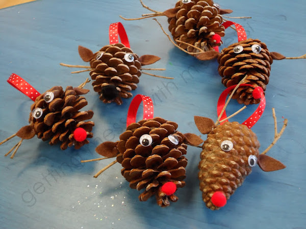 Adornos de navidad con piñas para el árbol