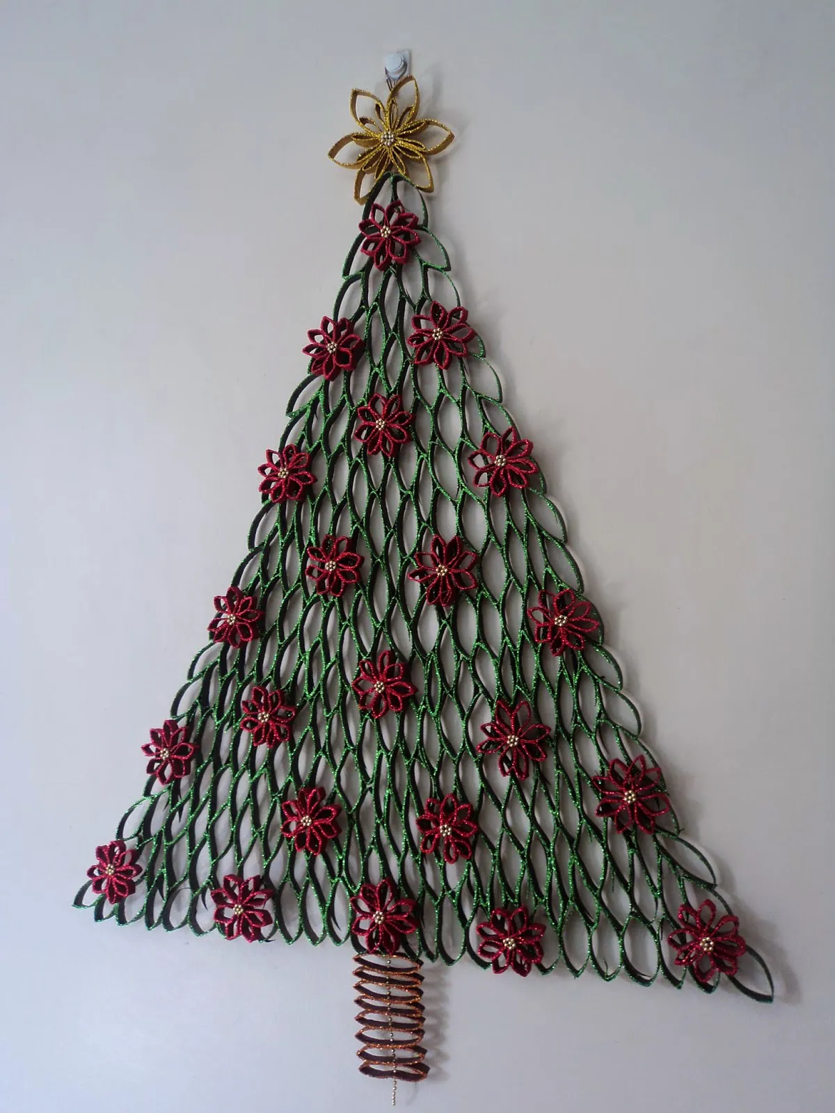 Arbol de navidad con flores de papel de WC