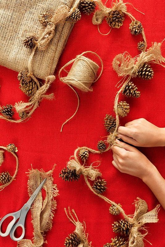 Como hacer guirnaldas de navidad con piñas