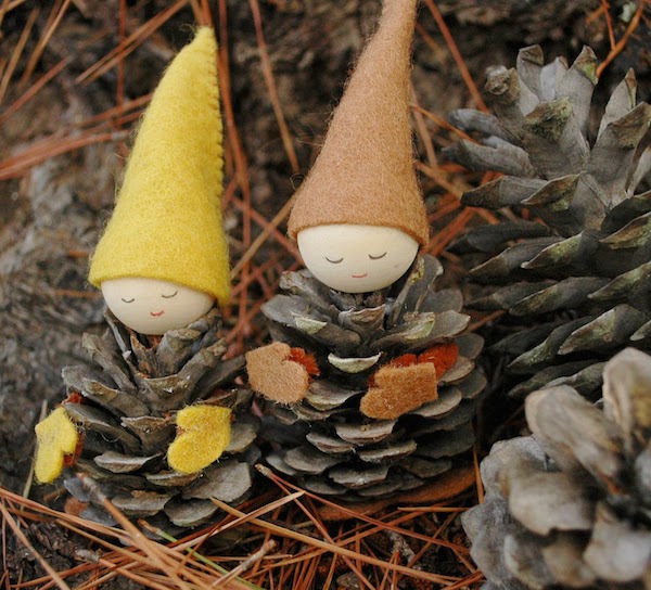 Figuras para el belén con piñas y elementos naturales