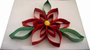 Flor de pascua navideña con tubos de papel de WC