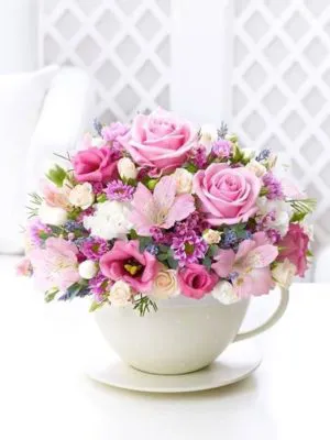 Arreglo floral romántico en taza de eloutletdelamesa.com
