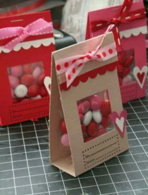 Bolsitas de papel decoradas para chocolates de San Valentín.