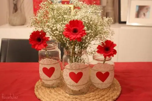 Centro de mesa con tarros de cristal y flores