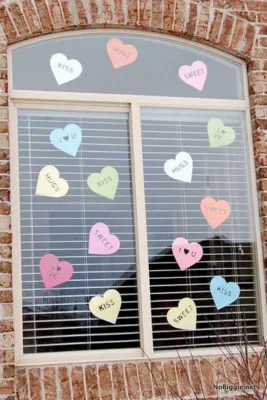 decoración de ventanas para san valentin