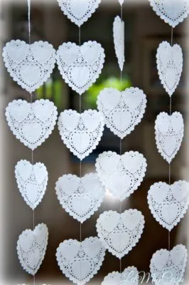 Guirnaldas con blondas en forma de corazón de Etsy.