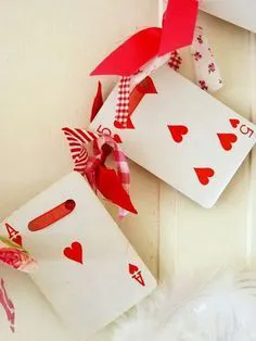 Guirnaldas con cartas de corazones de living lo curto.