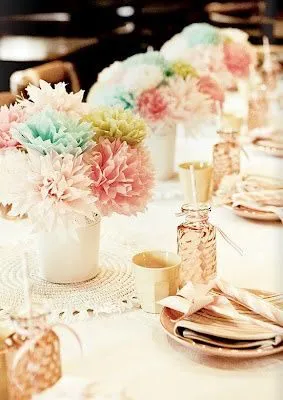 Románticos centros con flores de papel de seda en tonos pastel de brabournefarm. 