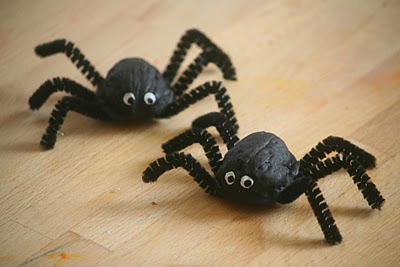 Arañas fáciles con nueces de mamas-creativas.blogspot