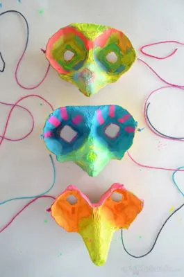Mascaras de carnaval con hueveras recicladas