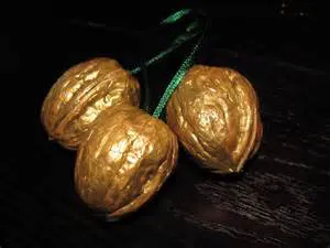 Nueces doradas decorativas para navidad